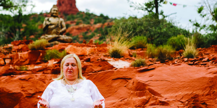 קורל מנשרוב, מרפאה, מורה רוחנית, מנטורית ומדיום בעלת שם עולמי החיים על פי קורל