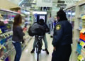 גנב על אופניים בוולגרין בסן פרנסיסקו יוצא מהחנות לעיני השומר קליפורניה, גן עדן לפושעים