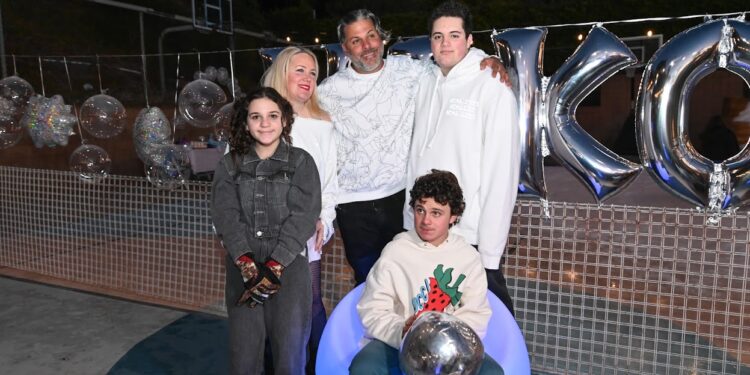 משפחת אוסדון בהרכב מלא שוברים את השתיקה