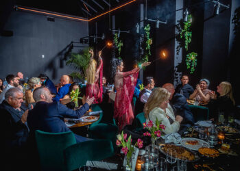 חוגגים עם חברים בבסבוסה