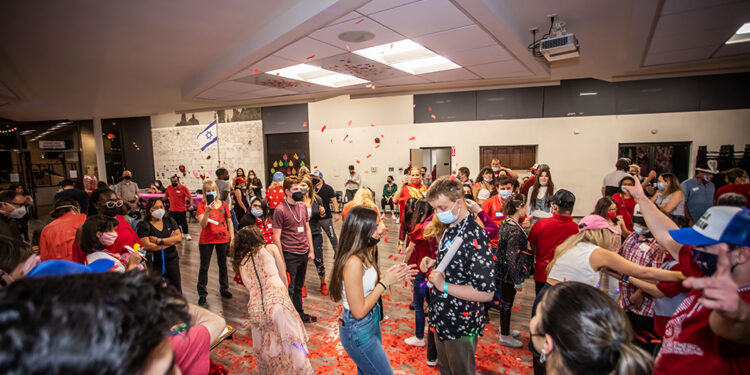 חוגגים אהבה במעגלים