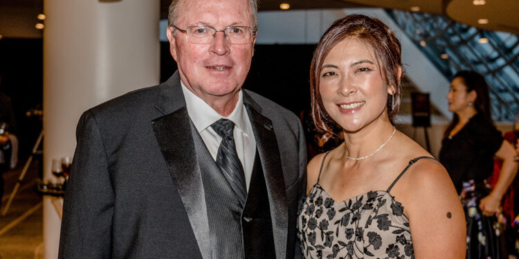 קיון קים ומייקל הויאל זוכי אות ההוקרה מולן רוז' בדאון טאון