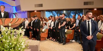 קהל של אלף איש הגיע לטקס יום הזיכרון שנערך בסטיפן ס. וויז טמפל זוכרים את הנופלים