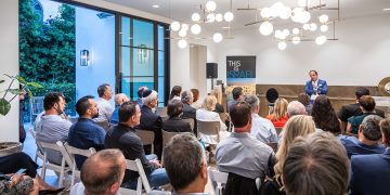 הקהל מקשיב לדבריו של פרנק מלול | צילמה: לינדה קסיאן מפגש בונדס בבוורלי הילס