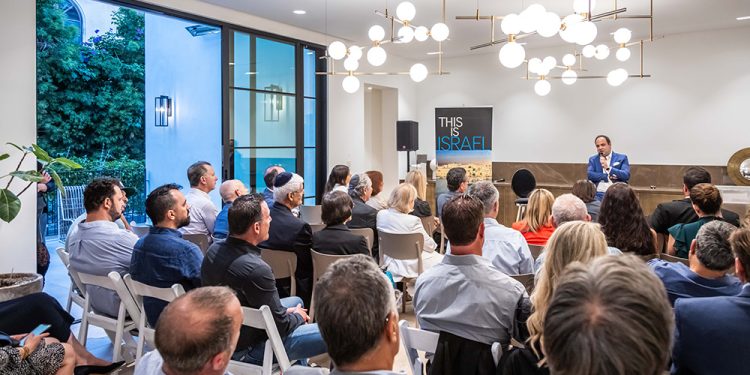 הקהל מקשיב לדבריו של פרנק מלול | צילמה: לינדה קסיאן מפגש בונדס בבוורלי הילס