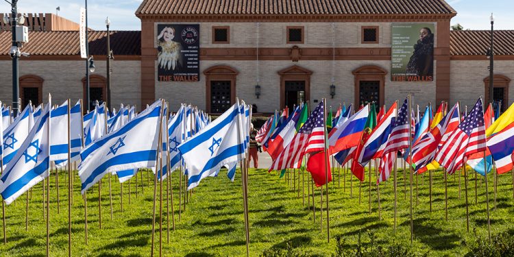 צילום: בן פריג' כל בוורלי הילס דגלים דגלים…