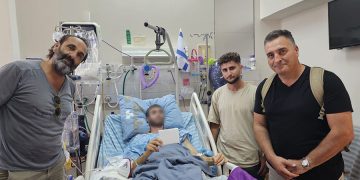 אייל דהן ששני בניו משרתים בצהל מתחילת המלחמה, אסף מאות אלפי דולרים וחילק מעטפות עם כסף לפצועים בבתי החולים איך מזהים ישראלים?