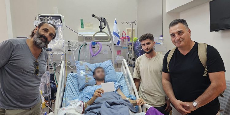 אייל דהן ששני בניו משרתים בצהל מתחילת המלחמה, אסף מאות אלפי דולרים וחילק מעטפות עם כסף לפצועים בבתי החולים איך מזהים ישראלים?