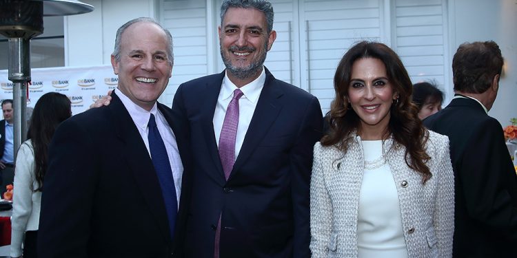 מימין לשמאל: סגנית ראש עיריית בוורלי הילס שרונה נזריאן, הקונכ"ל ישראל בכר ואילן קאר מפגש משפחתי בנקאי עם IDB