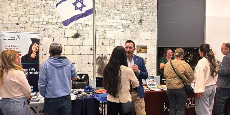 חיבורים מעוררי השראה במרכז הקהילתי שפר של ה-IAC בלוס אנג'לס