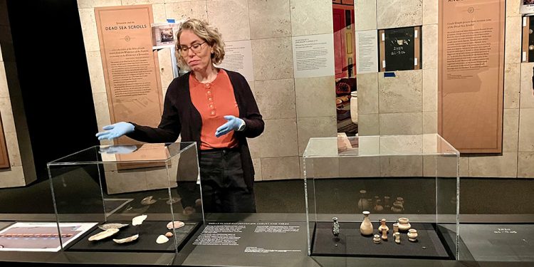 מסע בזמן: תערוכת מגילות ים המלח בספריית רייגן