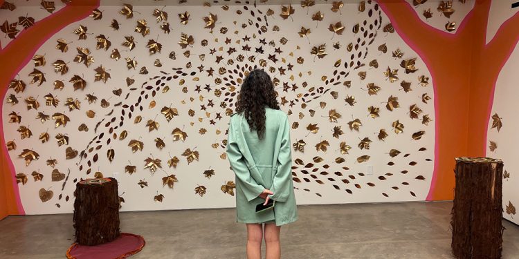 קיר של עלי שלכת צבועים זהב של האמן ג'ייסון ג'ן | צילום: איילה אור-אל גני דסקנסו הקסומים