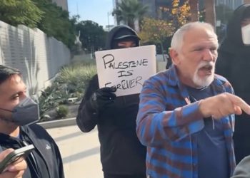 הפגנה אלימה מחוץ לבית הכנסת ווילשיר ההיסטורי