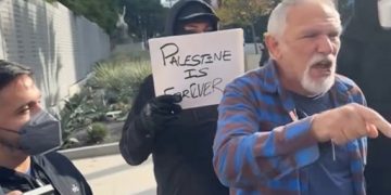 הפגנה אלימה מחוץ לבית הכנסת ווילשיר ההיסטורי