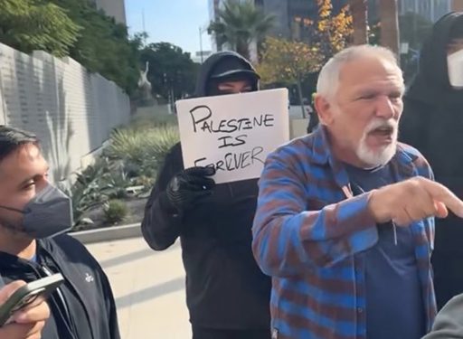 הפגנה אלימה מחוץ לבית הכנסת ווילשיר ההיסטורי