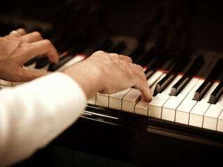 piano-906454_man-playing-piano